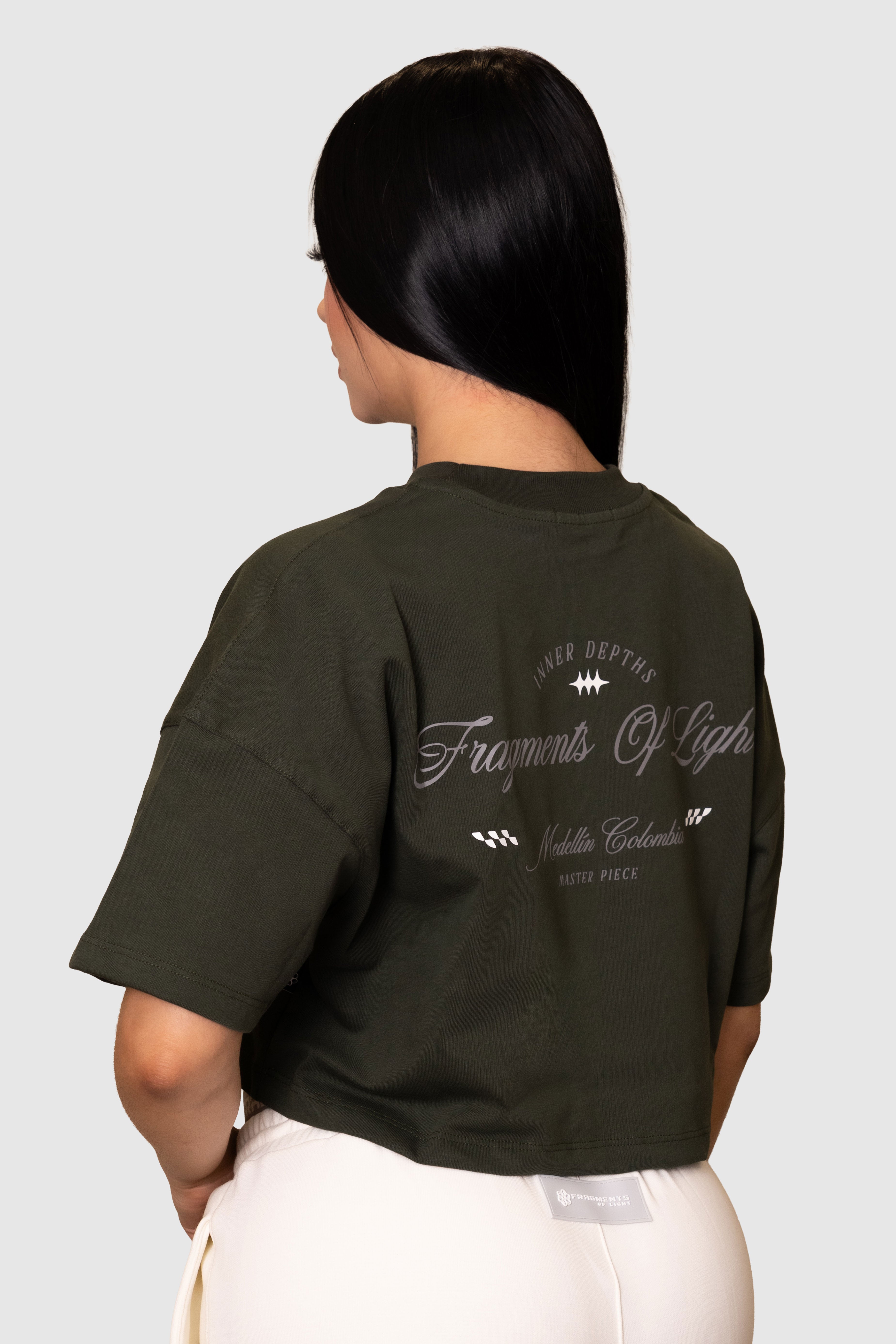 OLIVE DEPTHS-CAMISETA CORTE MEDIO