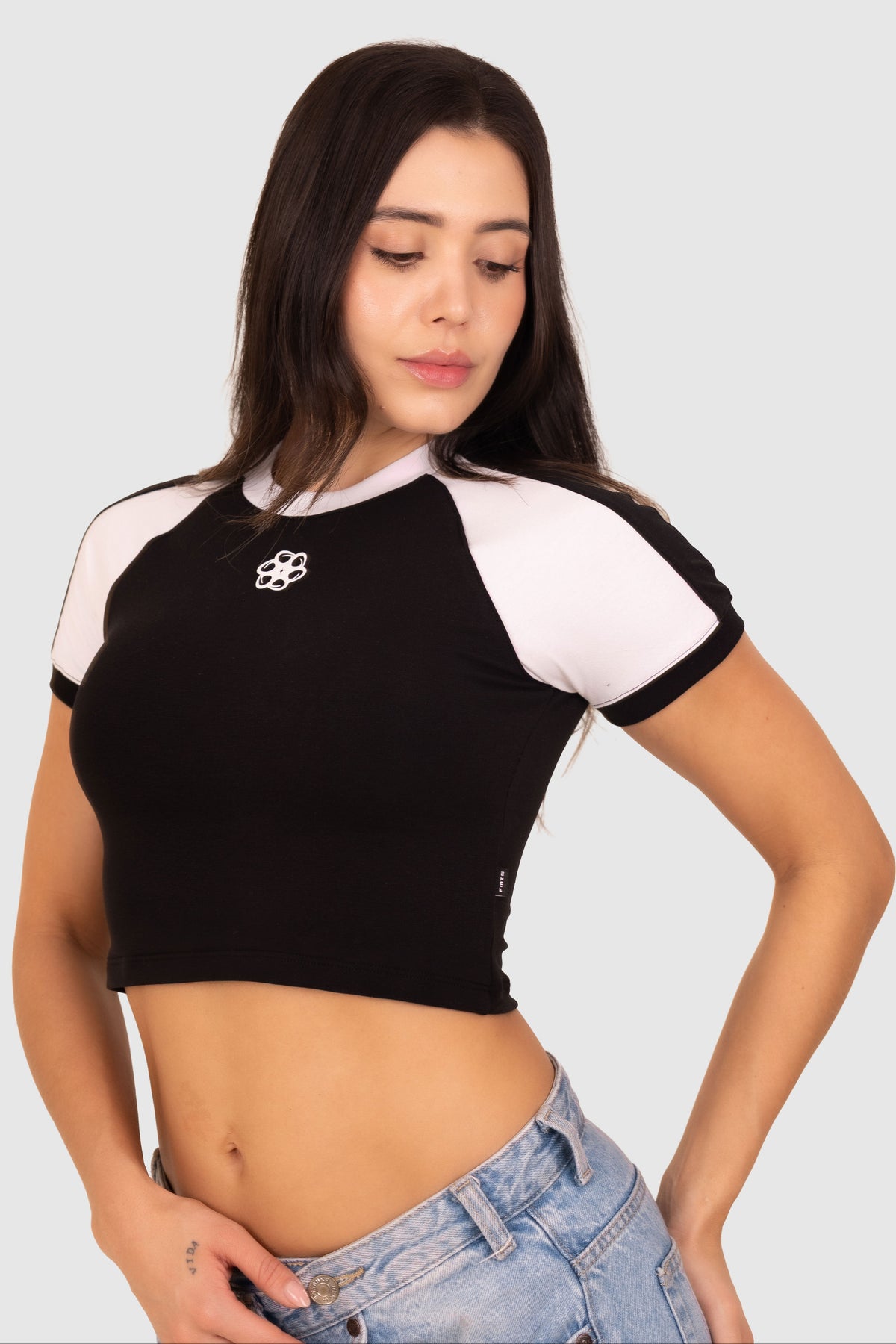 RINGER TEE-NEGRA