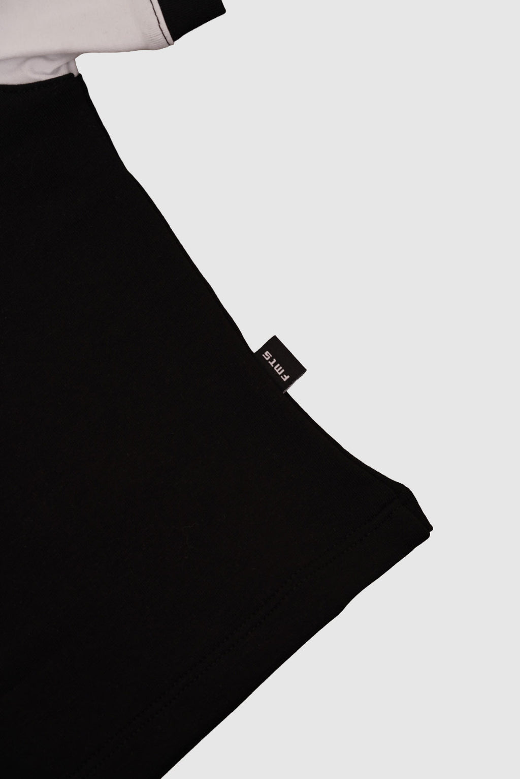 RINGER TEE-NEGRA
