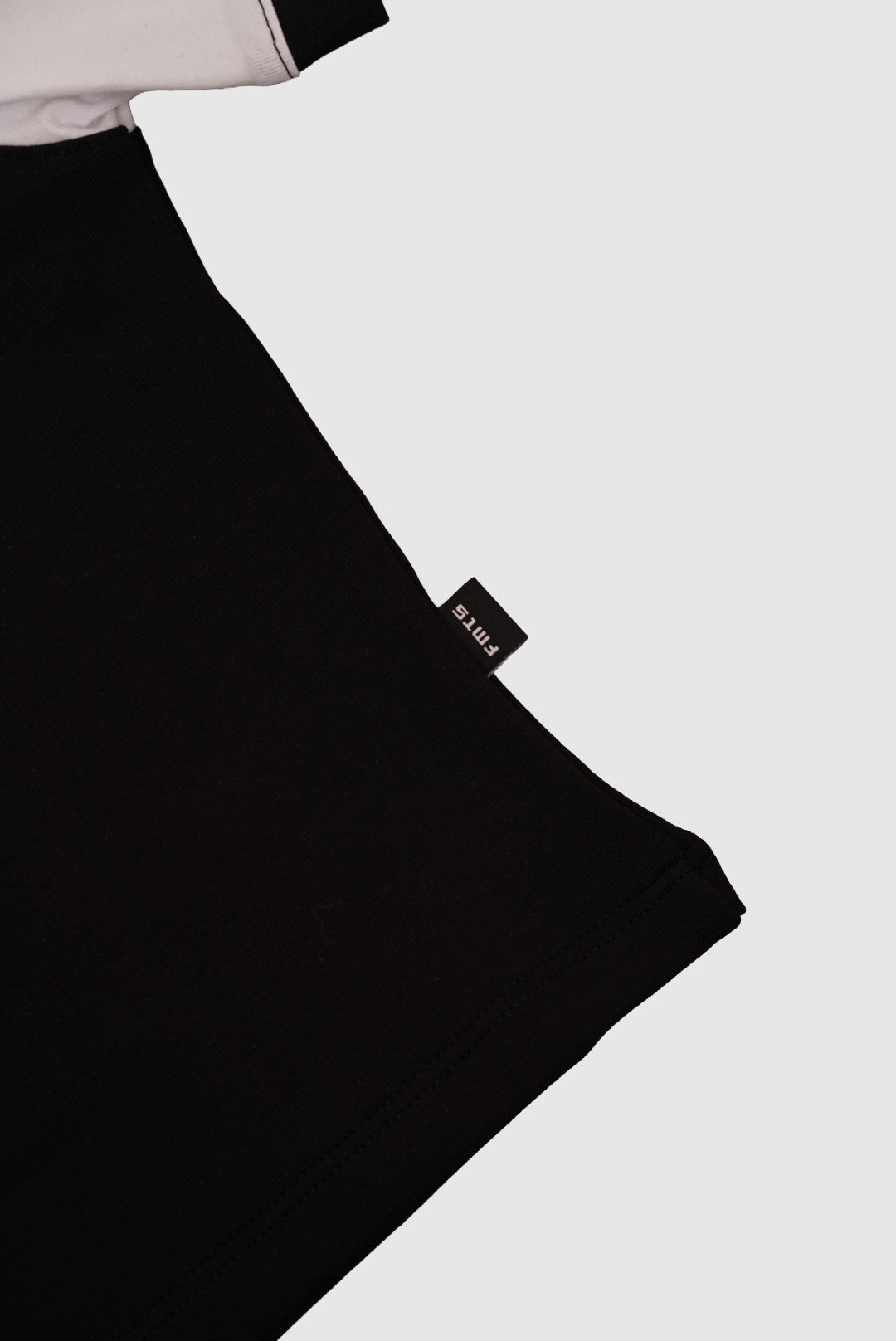 RINGER TEE-NEGRA