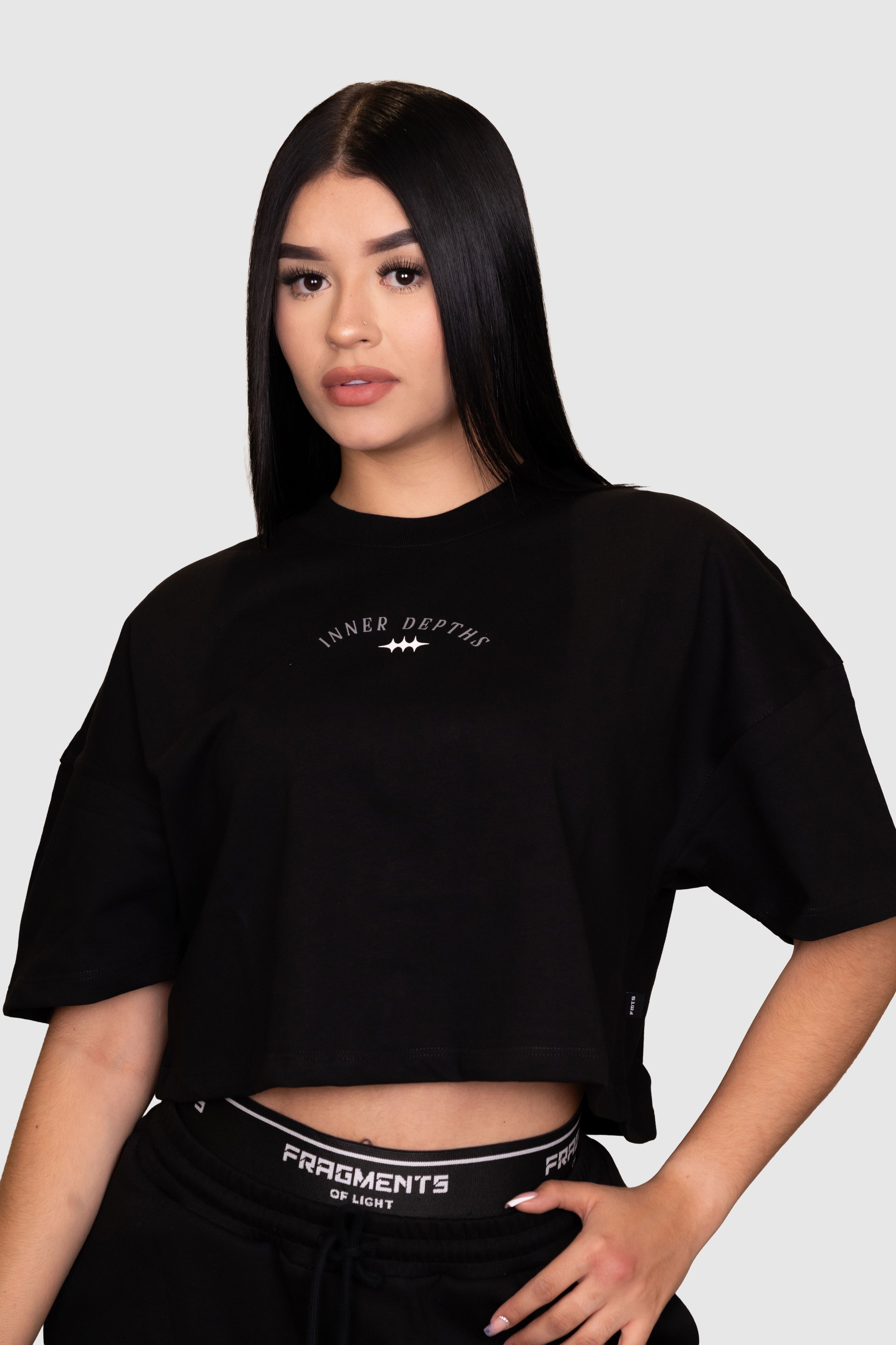 CAMISETA NEGRA CORTE MEDIO