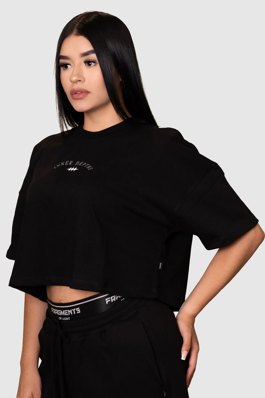 CAMISETA NEGRA CORTE MEDIO
